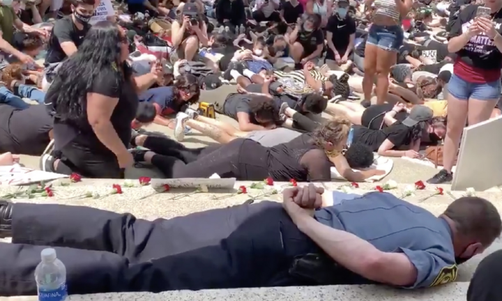 Video: Cảnh sát trưởng ở Mỹ nằm úp trên vỉa hè, ủng hộ người biểu tình