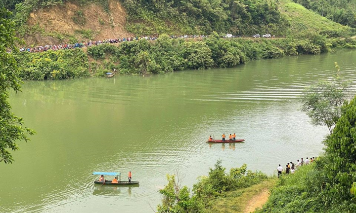 Lật thuyền khi đi chơi thác, 2 người chết, 1 người mất tích