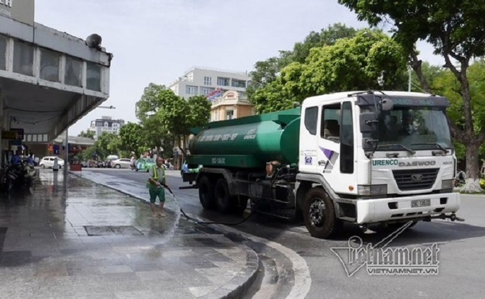 Hà Nội chi hơn 100 tỷ đồng rửa đường chống nóng