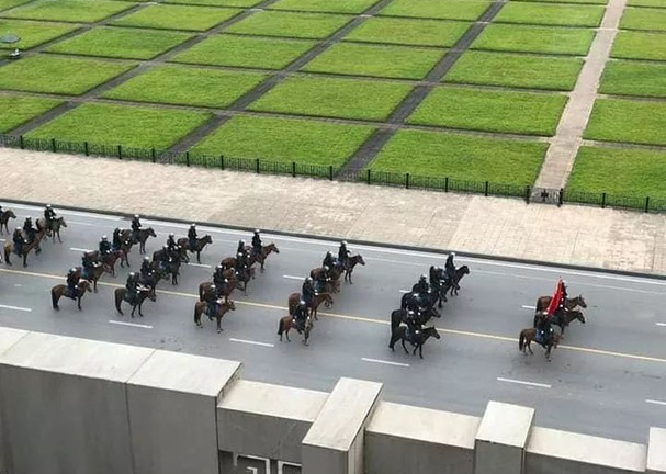 TRỰC TIẾP: Cảnh sát cơ động Kỵ binh diễu hành trước Nhà Quốc hội