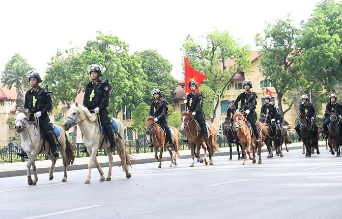 Video: Xem Cảnh sát cơ động Kỵ binh diễu hành ra mắt ở Hà Nội