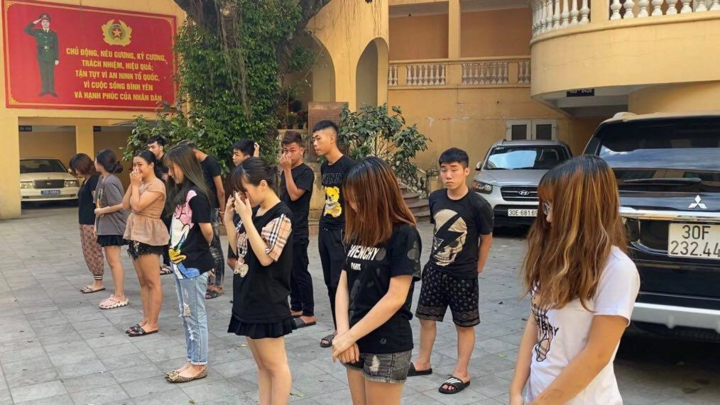 14 'quái xế' phóng xe bạt mạng, tông trúng người dừng đèn đỏ trên phố Thủ đô