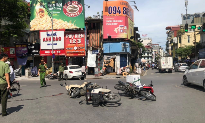 Ô tô Mercedes tông văng 4 xe máy trên phố cổ Hà Nội, 2 người nhập viện