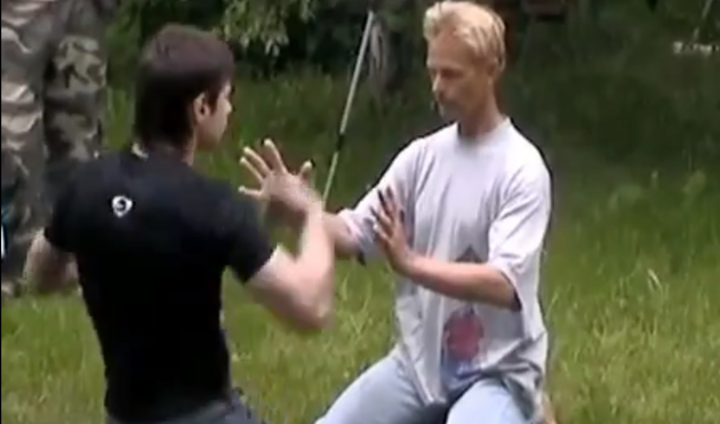 Thách nhà vô địch thế giới đấm vào mặt, võ sư 'truyền điện' bẽ bàng 