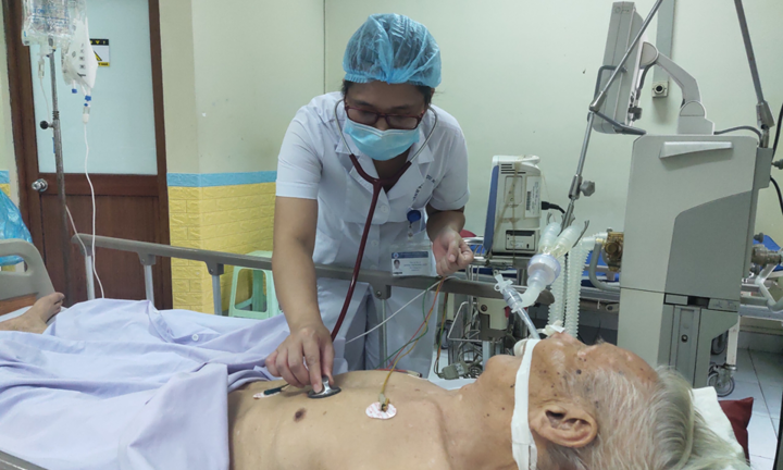 Nắng nóng kéo dài, người già khổ sở đưa nhau nhập viện