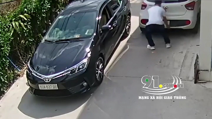 Tài xế giật biển số ô tô đỗ chiếm lòng đường rồi bỏ đi