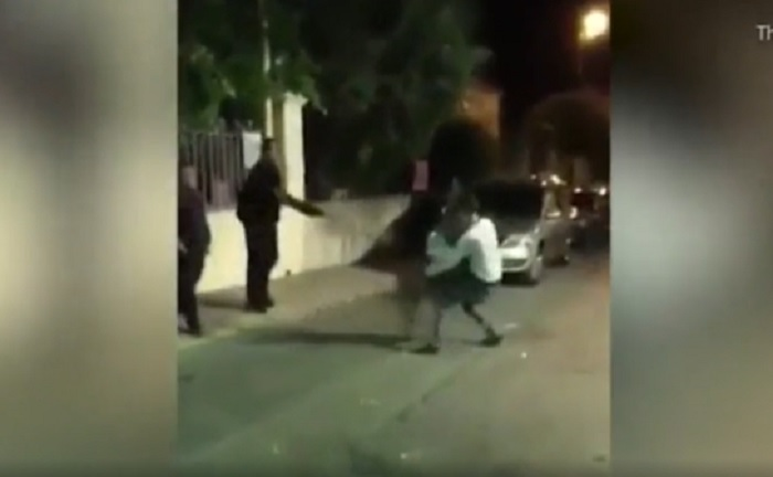 Trêu chó nghiệp vụ, anh chàng 'ăn đủ'