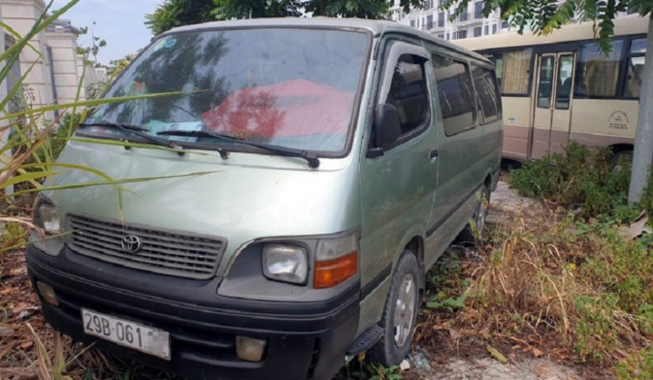 Học sinh lớp 4 ở Hà Nội bị bỏ quên trên xe ô tô đưa đón