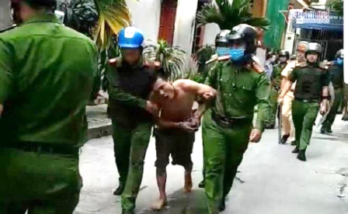 Kẻ ngáo đá tay ôm bát hương chống trả công an, miệng đòi lập biên bản