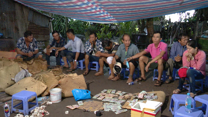 Triệt phá sòng bạc giữa cánh đồng ở Vĩnh Long