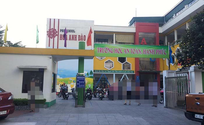 Cầm dép đánh vào đầu học sinh mầm non, 2 nữ giáo viên bị cho thôi việc