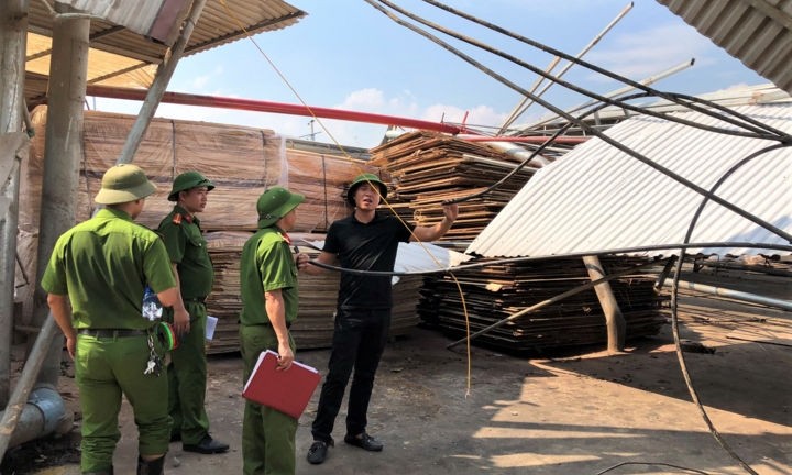 Ảnh: Khám nghiệm hiện trường xưởng gỗ bị sập sau dông lốc ở Vĩnh Phúc
