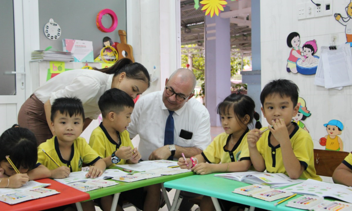 COVID-19: Đại sứ quán Bỉ trao hơn 6.000 phần quà cho học sinh mầm non Việt Nam