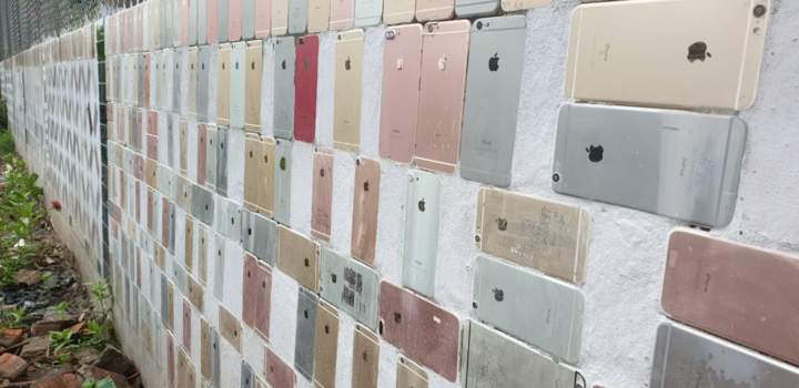 Hàng rào độc nhất vô nhị ở miền Tây ốp hơn 2.000 vỏ điện thoại iPhone