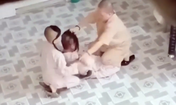 Tiểu ni bị sư phụ đánh vào mặt, dân mạng giận dữ: 'Bà ấy là sư cô hay sư tử?'