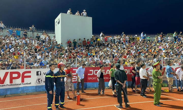 Khán giả ùn ùn leo rào xuống đường piste, sân Hà Tĩnh chỉ bị phạt tiền