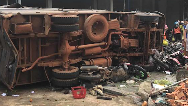 Hiện trường thảm khốc xe tải lao thẳng vào chợ, 5 người chết ở Đắk Nông