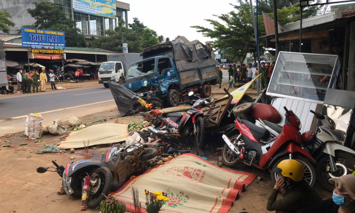 Xe tải đâm 5 người chết: Phê bình lãnh đạo huyện để dân ra đường buôn bán
