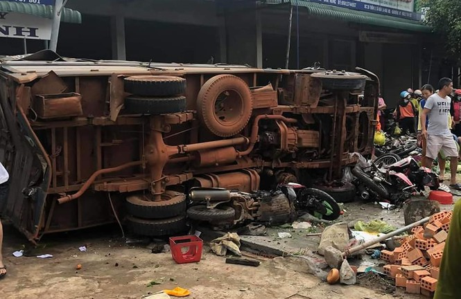 Xe tải lao vào chợ làm 5 người chết: Tài xế đâm vào container để giảm tốc độ