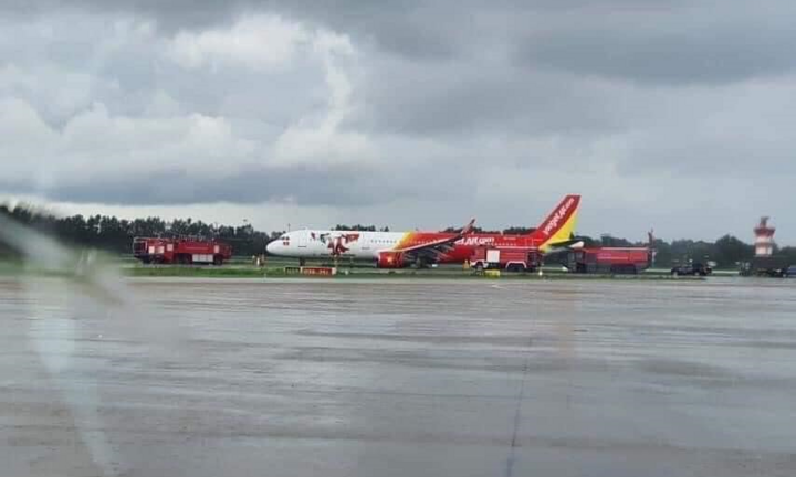 Video: Máy bay Vietjet trượt khỏi đường băng, đáp xuống cỏ ở Tân Sơn Nhất