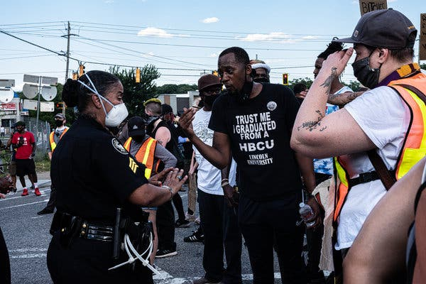 Cảnh sát Mỹ bắn chết người da màu: Dân biểu tình, cảnh sát trưởng từ chức