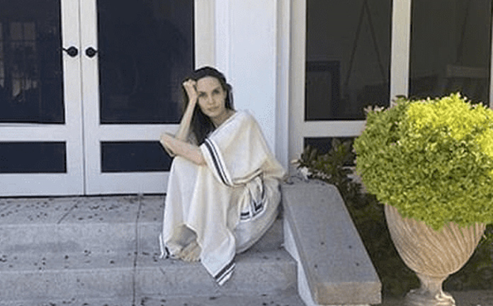 Angelina gầy rộc, nhợt nhạt như bóng ma khiến fan giật mình