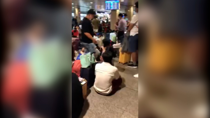Video: Khách ngồi chờ la liệt tại sân bay sau sự cố máy bay đáp xuống bãi cỏ