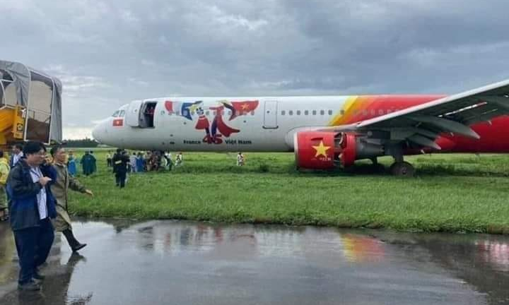 Máy bay Vietjet đáp xuống cỏ: Tân Sơn Nhất sử dụng tạm đường băng đang nâng cấp