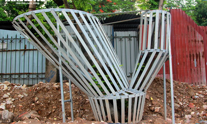 Những khung sắt bảo vệ hàng sưa đỏ trên phố Nguyễn Văn Huyên có gì đặc biệt?