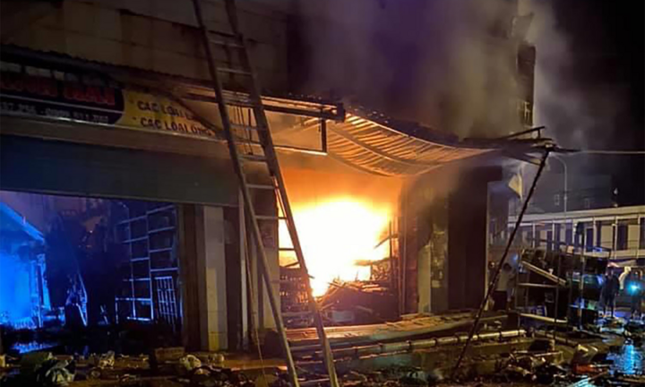 'Bà hoả' thiêu rụi hàng loạt cửa tiệm trong đêm, dân buôn không kịp trở tay