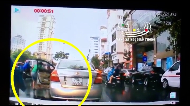 Clip: Nam thanh niên đi ô tô cướp vải của người bán rong