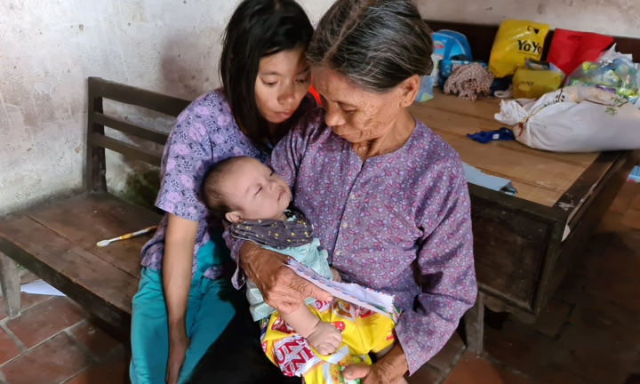 Cám cảnh cụ già chăm sóc cháu bé 3 tháng tuổi của người con điên dại bị hãm hiếp