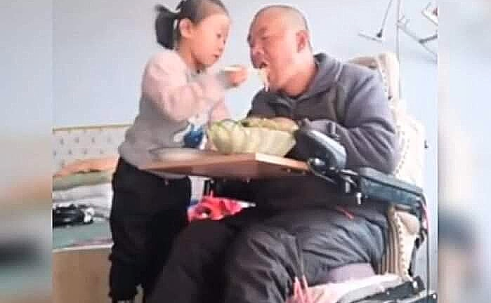 Cảnh tượng thắt lòng: Bé gái 6 tuổi chăm bố ốm liệt giường khi mẹ bỏ đi