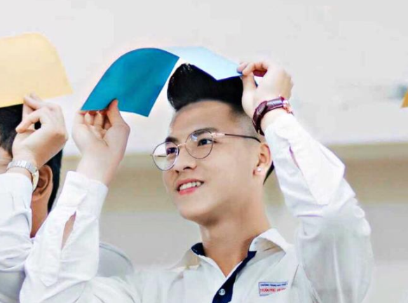 Nam sinh Đại học Bách khoa bỗng chốc nổi tiếng nhờ khoảnh khắc bị chụp lén