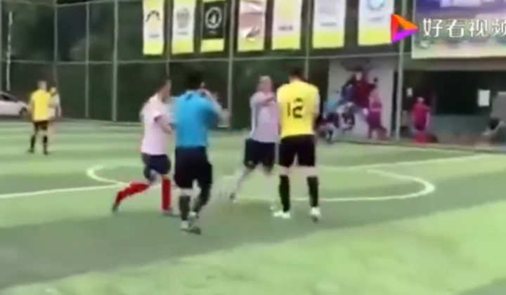 Hỗn chiến bóng đá phủi Trung Quốc: Cầu thủ bỏ bóng lao vào đánh nhau