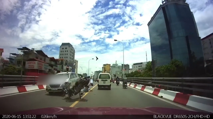 Clip: Hai người đàn ông đầu trần phóng xe lấn làn, tông thẳng ô tô tại Hà Nội