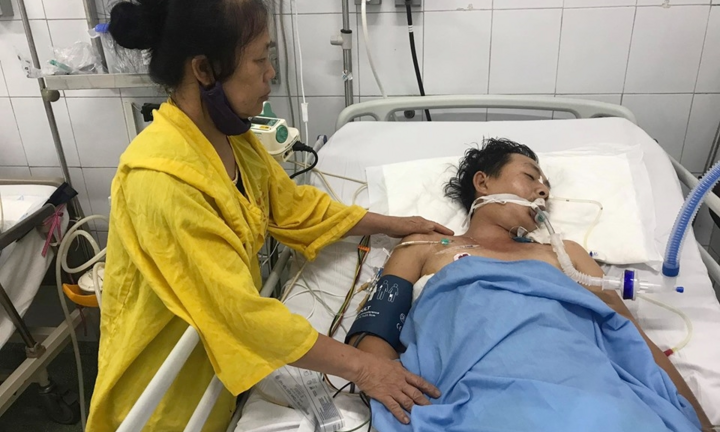 Rớt nước mắt mẹ già 70 tuổi chăm sóc con trai khuyết tật bị tai nạn nguy kịch