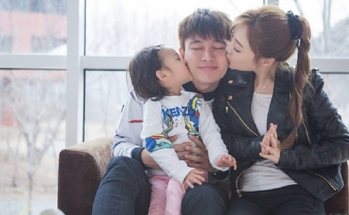 Những mối quan hệ tình ái 'ngoài luồng' khiến showbiz rúng động