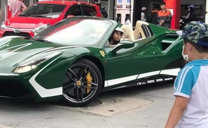 Nữ doanh nhân xinh đẹp lái siêu xe Ferrari mui trần chạy Grab là ai?