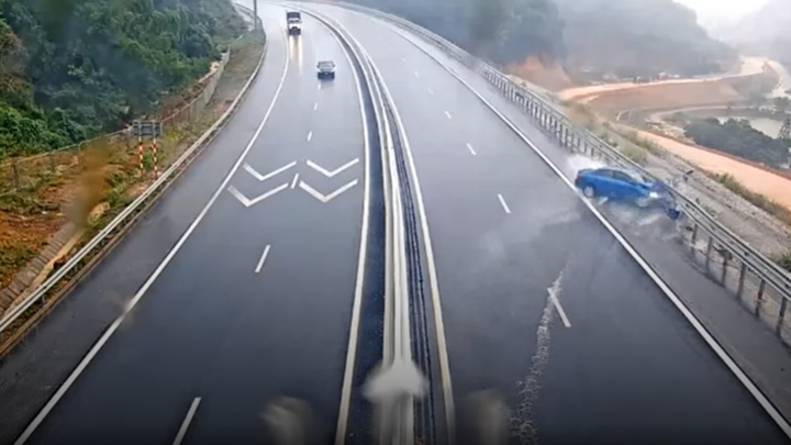 Ô tô mất kiểm soát lao thẳng vào taluy cao tốc Hạ Long - Vân Đồn