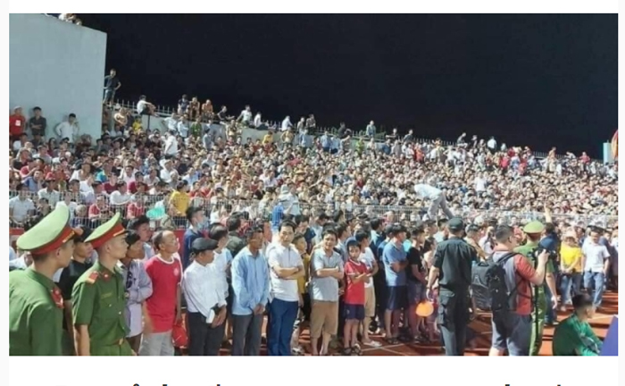 Báo Thái Lan choáng ngợp cảnh vỡ sân ở Hà Tĩnh: ‘Người hâm mộ như phát điên’