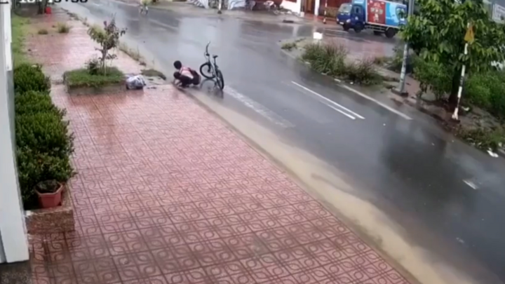 Clip: Nam sinh đội mưa vớt rác, thông cống đốn tim người xem