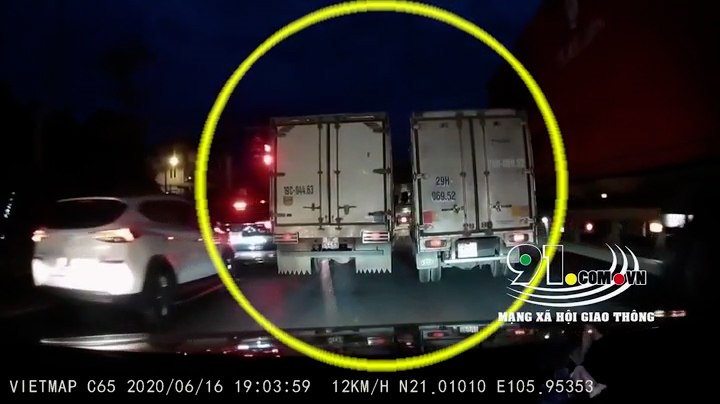 Tranh nhau vượt đèn xanh, 2 xe tải rượt đuổi nhau như phim hành động 