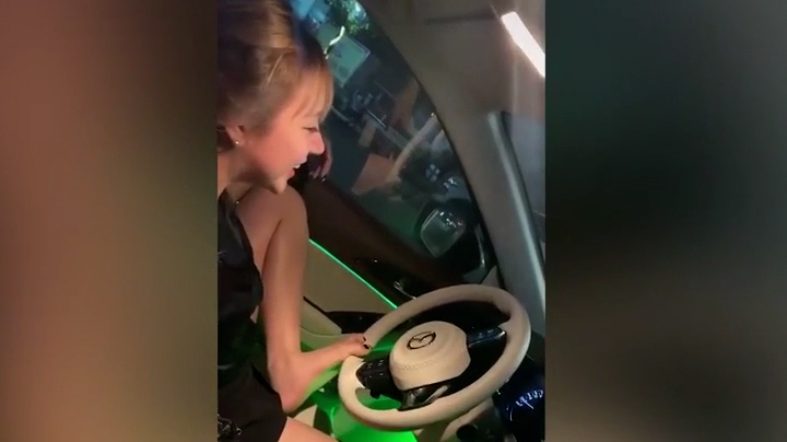 Phẫn nộ cô gái lái ô tô bằng chân, trên xe có trẻ nhỏ