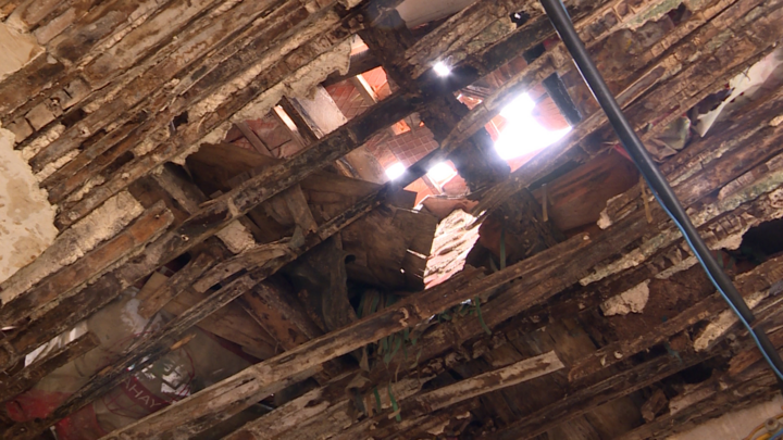 'Sống trong sợ hãi' ở chung cư xập xệ giữa Thủ đô