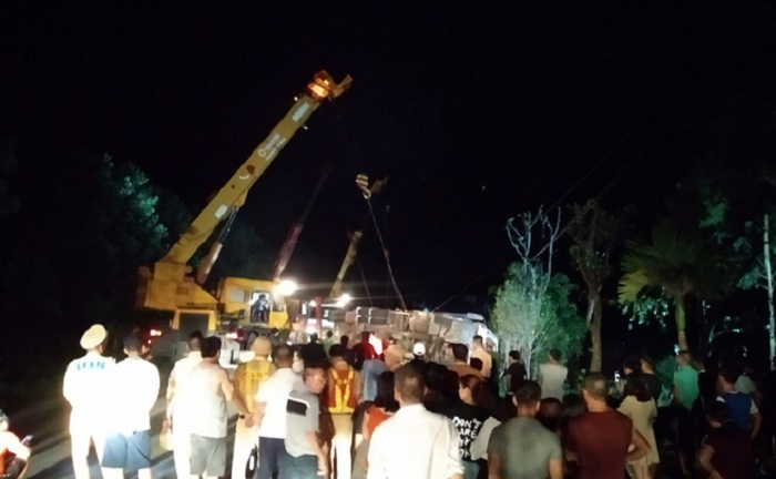 Hiện trường xe container đè bẹp dúm xe limousine, 3 người chết