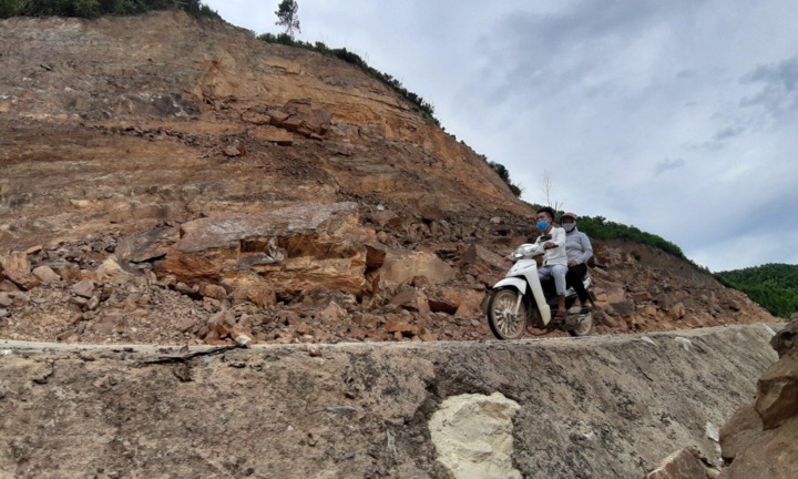 Những tảng đá lơ lửng trên tuyến đường 80 tỷ, dân Hà Tĩnh vẫn liều mình băng qua