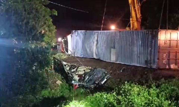 Xe 16 chỗ bị container đè bẹp dúm, ít nhất 2 người chết