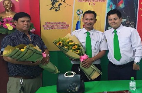 Tài xế taxi trả lại gần 200 triệu đồng cho vợ chồng bỏ quên