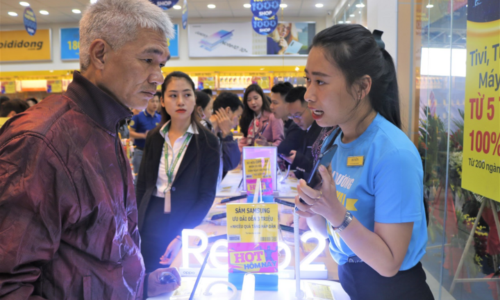 'Chiều khách' như Thế Giới Di Động, nhân viên bán hàng hỗ trợ cả thủ tục trả góp